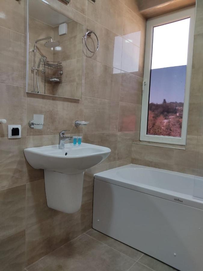 Pushkin Street Pearl Hotel Kutaisi Bagian luar foto